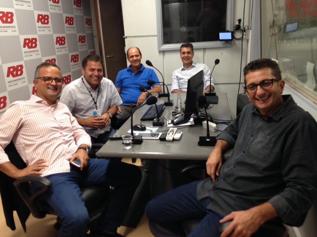 Renato Moreira na Rádio Bandeirantes 4/3/2016 4 de março Liderança do MGV, Renato Moreira (camisa azul), participa de debate na Rádio Bandeirantes sobre o Gre-Nal 409