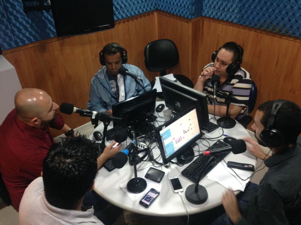 Roberson Marquez na Rádio Grenal 28/12/2016 28 de dezembro de 2016   Roberson Marquez, integrante do MGV, participa do programa Café com Futebol, da Rádio Grenal.