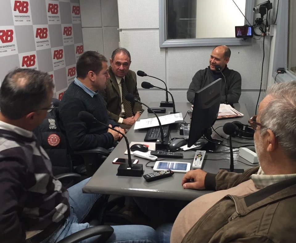 Renato Moreira na Rádio Bandeirantes 30/6/2016 30 de junho de 2016 Debate sobre o Gre-Nal na Rádio Bandeirantes, com a participação de Renato Moreira, liderança do MGV e conselheiro do Grêmio