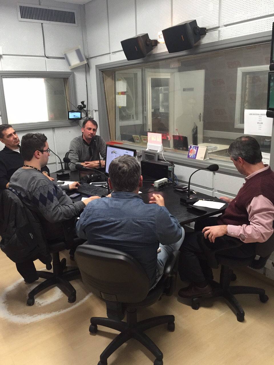 Anderson Zanella na Rádio Bandeirantes 26/7/2015 26 de julho de 2015 Debate na Rádio Bandeirantes com a participação de Anderson Zanella (E), conselheiro do Grêmio e integrante do MGV