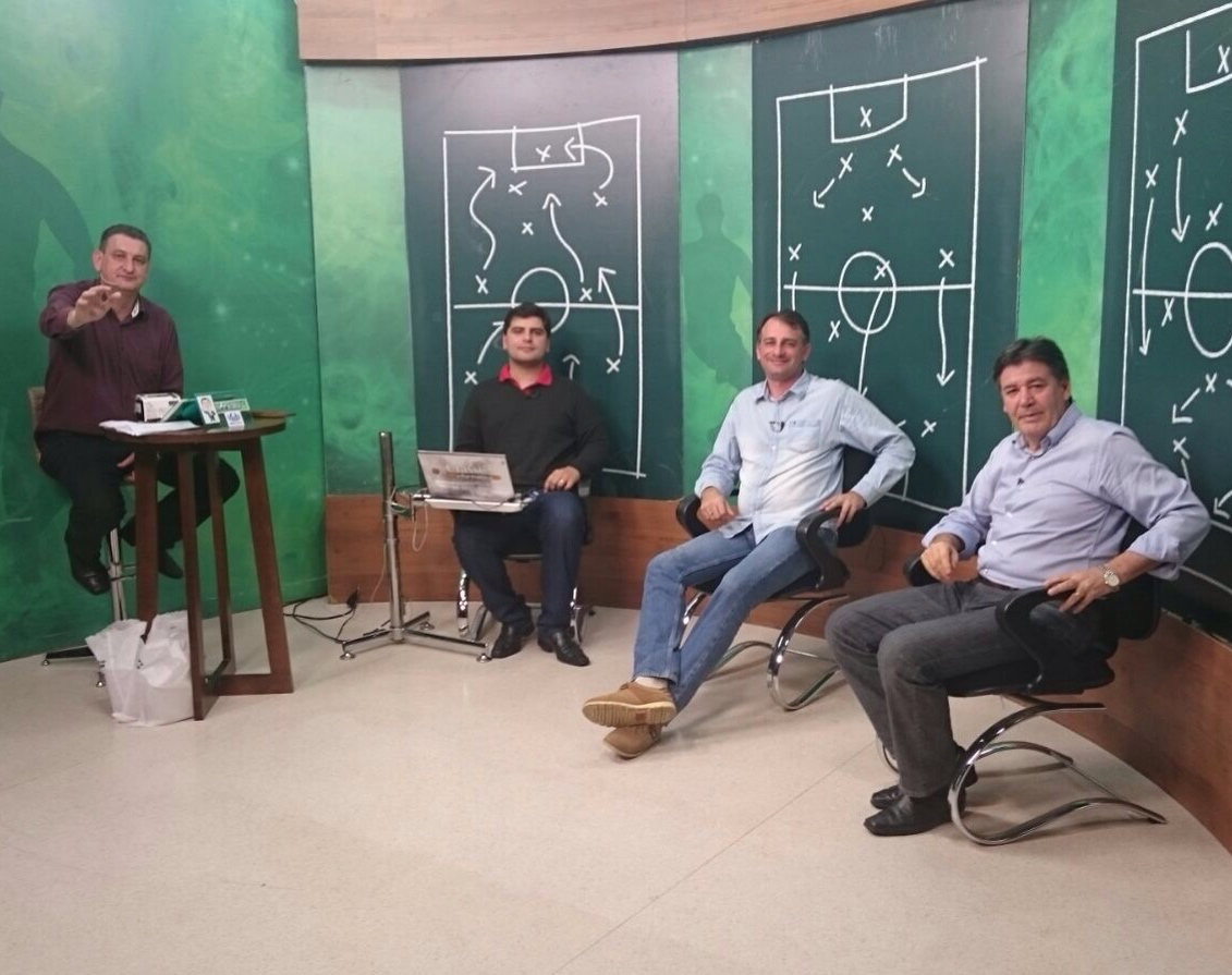 Anderson Zanella no Cadeira Cativa 14/10/2015 14 de outubro de 2015 Conselheiro do Grêmio e integrante do MGV, Anderson Zanella (C), participa do programa Cadeira Cativa, da Ulbra TV